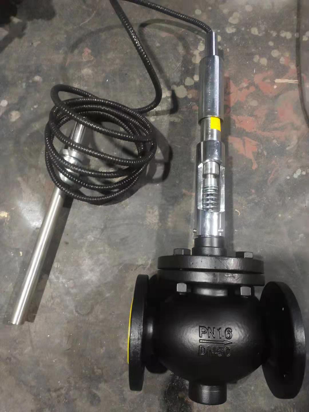 自力式温控阀，通常为黄铜材质，带有感温包或温控头，用于热水系统